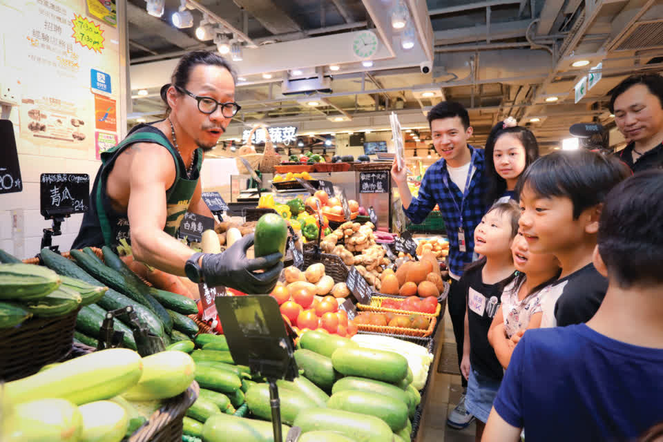 Visits to Link REIT fresh markets are arranged for students to let them experience what it is like in today’s modern markets.