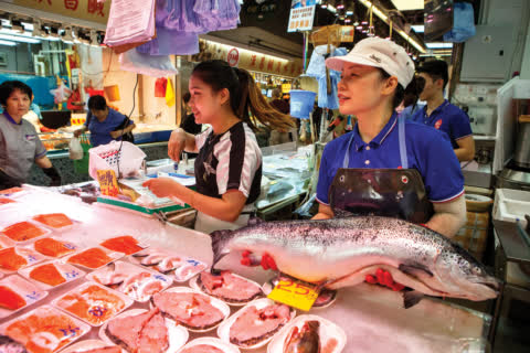 商戶s in Link REIT fresh markets import different types of seafood to provide variety of choice. 商戶s in Link REIT fresh markets import different types of seafood to provide variety of choice.