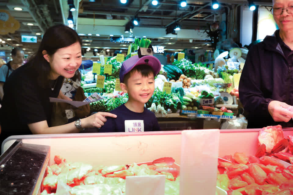 Children can learn various new ideas when they join their parents shopping in the renovated Link REIT fresh markets.