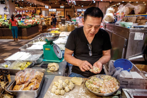 商户 is working in Link REIT fresh market. 商户 is working in Link REIT fresh market.