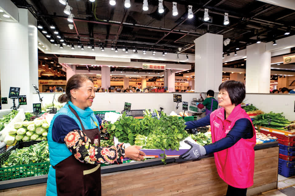 商戶 in Link REIT fresh market joins food recycling programme and donate surplus food to reduce wastage.