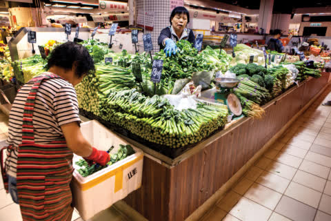 Stallholders in Link REIT fresh markets are trained in how to separate surplus food, some of which goes to create renewable energy. Stallholders in Link REIT fresh markets are trained in how to separate surplus food, some of which goes to create renewable energy.